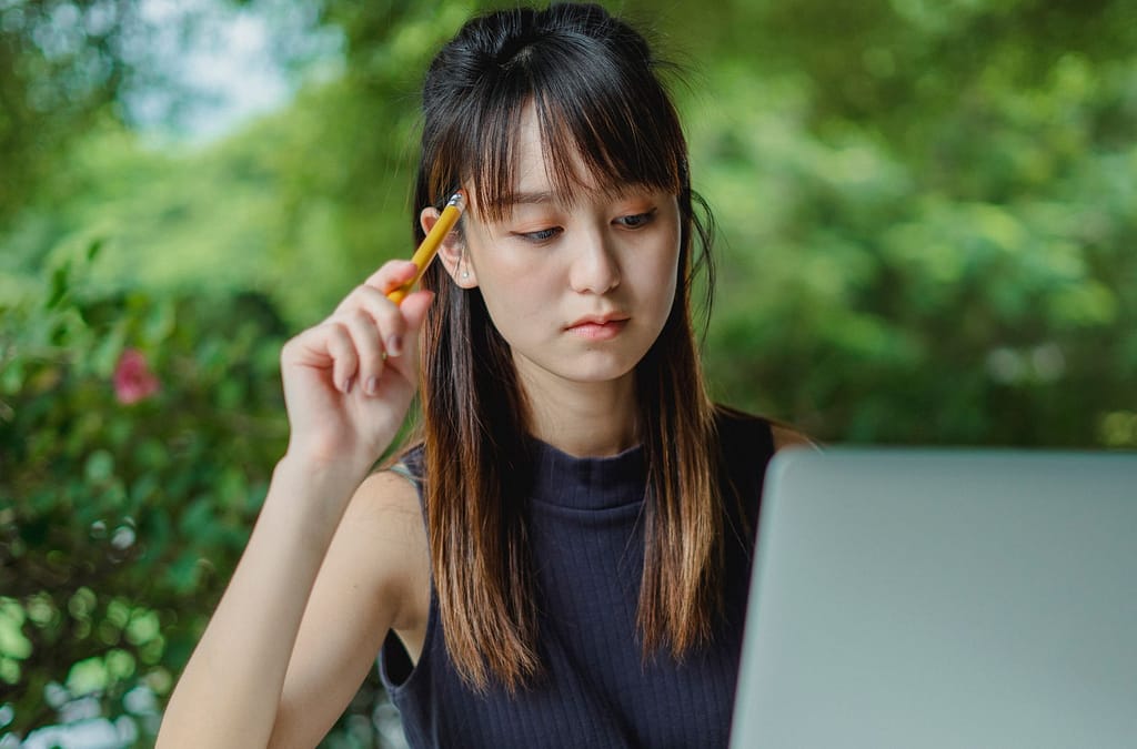 Mahasiswa belajar mandiri dengan laptop untuk memulai karir cloud engineer tanpa pengalaman formal.