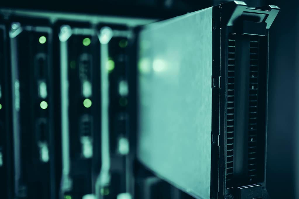 Rak server data center dengan lampu LED hijau yang menyala, infrastruktur di balik layanan AI raksasa dunia