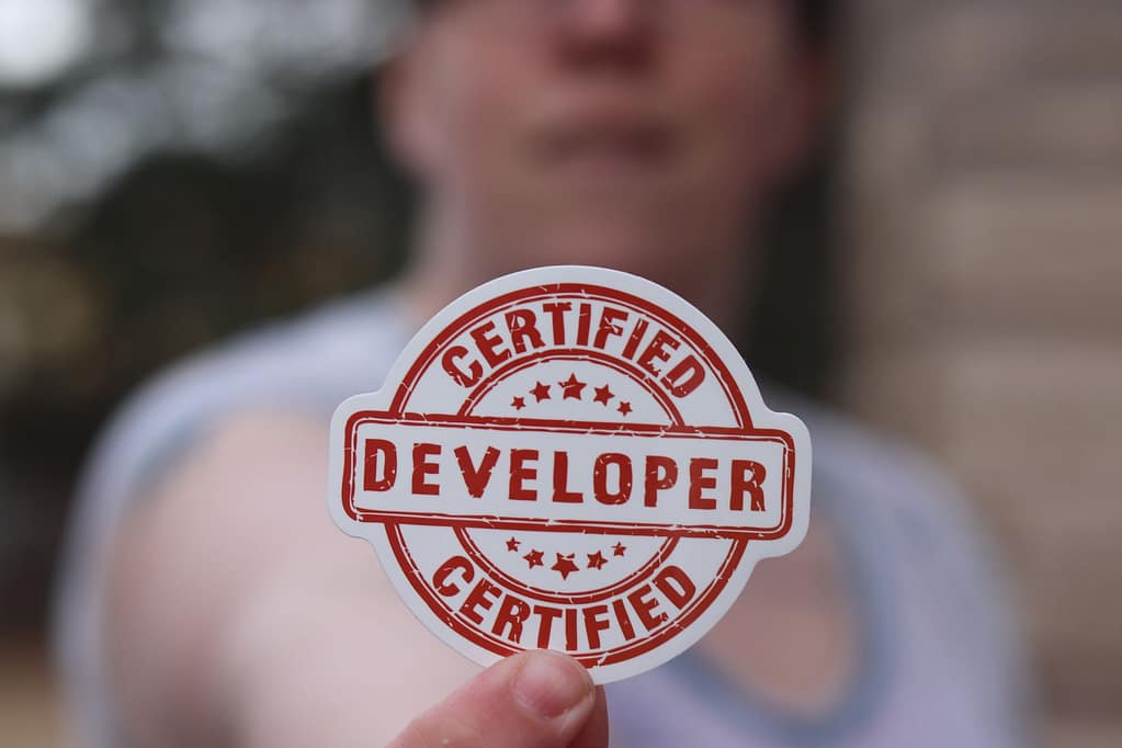 Badge sertifikasi developer sebagai representasi sertifikasi cloud AWS, GCP, dan Azure untuk pemula.