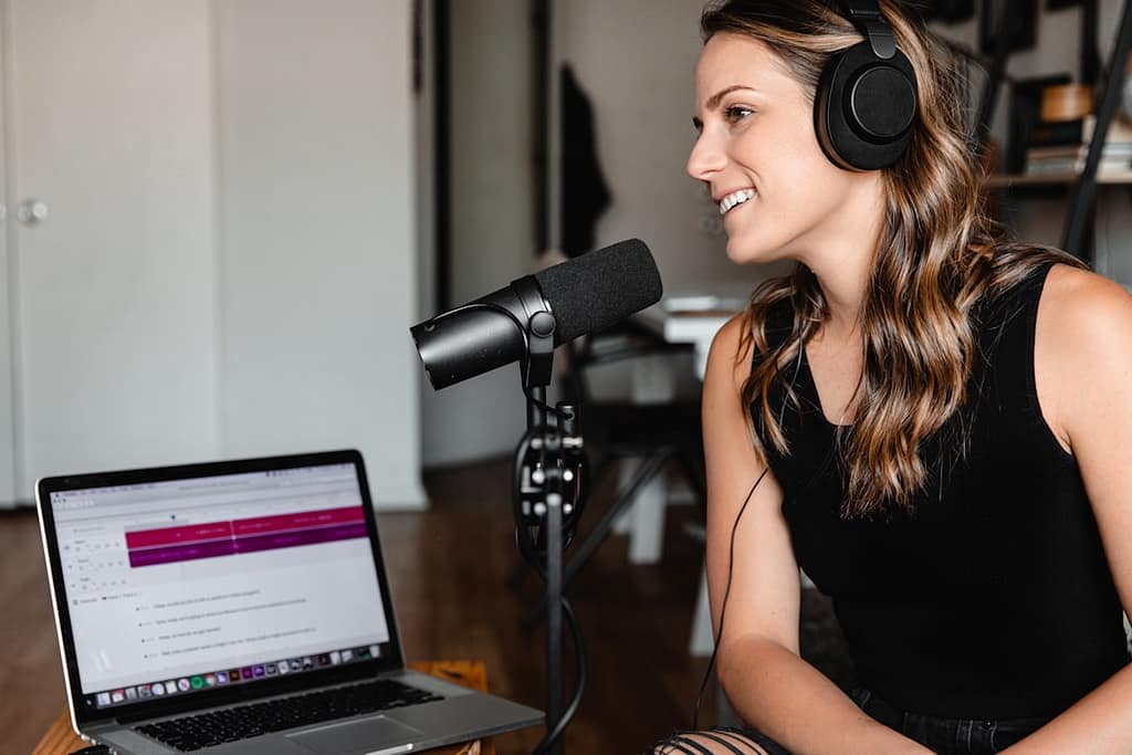 Content creator merekam narasi voice over menggunakan mikrofon dan laptop