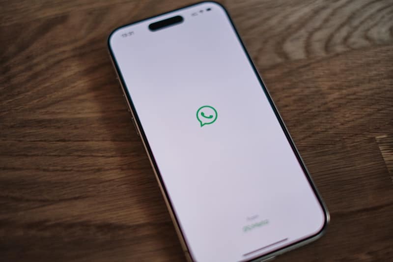 iPhone menampilkan logo WhatsApp - salah satu aplikasi chat populer dengan end-to-end encryption