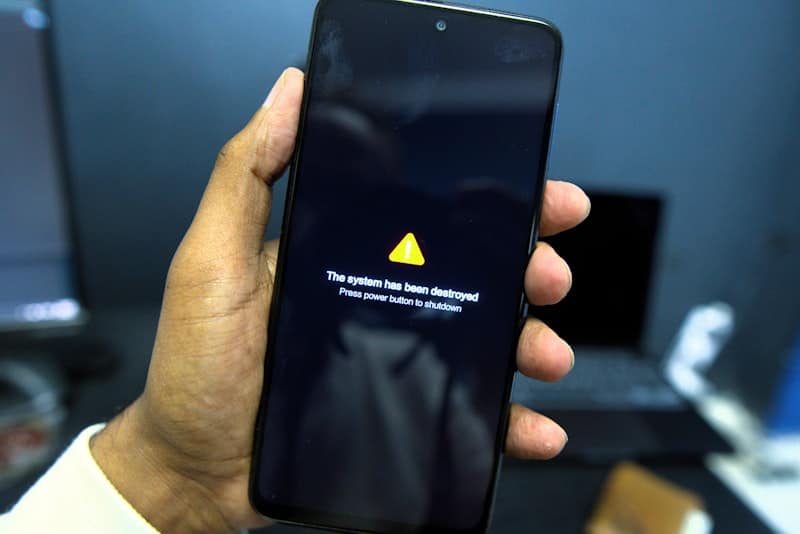 Smartphone menampilkan pesan error sistem - ilustrasi HP yang diretas atau terinfeksi malware